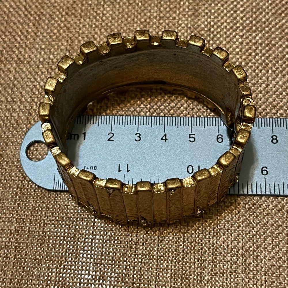 Elegant Gold Textured Women's bracelet - Picture 4 of 5